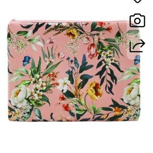 MYTAGALONGS
Jetsetter Pouch In Eden
Blus
Floral Pink  new size 10x 13”